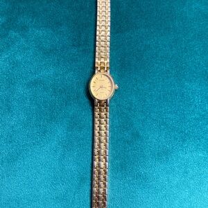 Pulsar Women's Analog Watch Gold Toned Bracelet Band New Batery